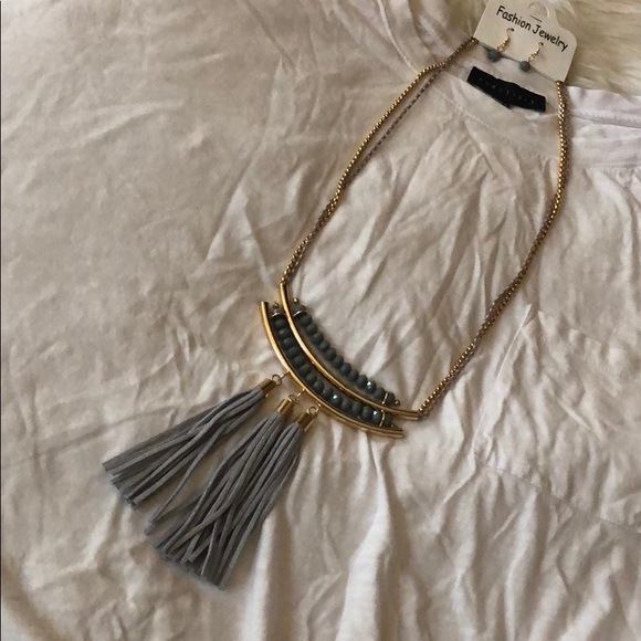 GRAY TASSEL STATEMENT NECKLACE AND EARRING SET - Picture 4 of 4